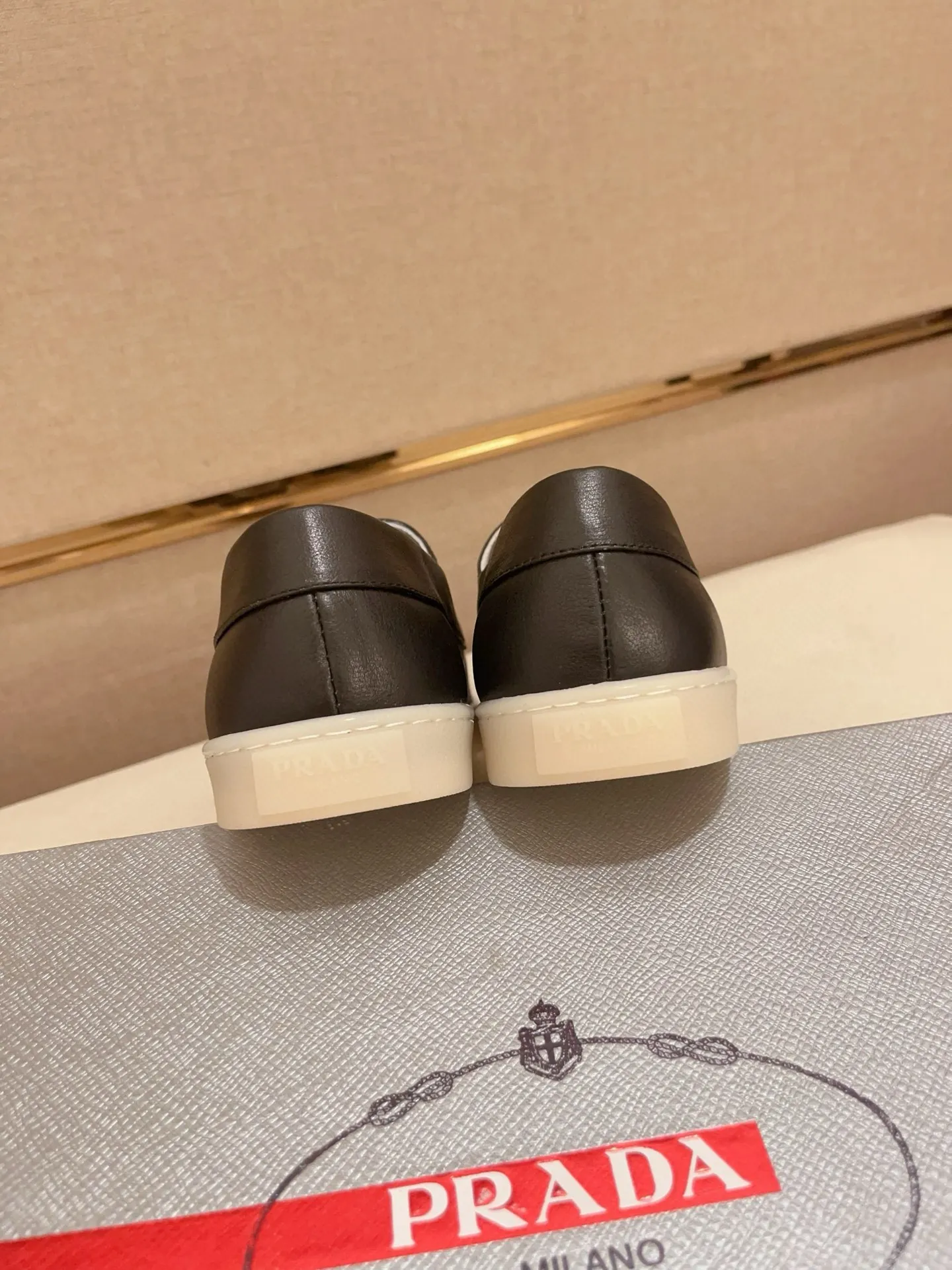 Men's shoes 💰 540💰 ✔️✔️✔️Higher version High-quality new PRADA (Prada) counters are launched at the same time. The new men's shoes and 😘 fabrics are made of high-tech glue-making technology. Lining: Full cowhide lining. 👍🏿 High-end ☄️ air-cushion molded anti-slip rubber outsole, exquisite lines, simple and elegant, comfortable and high-end for leisure travel. Code number: 38 to 44 (45 can be customized and cannot be returned or exchanged)